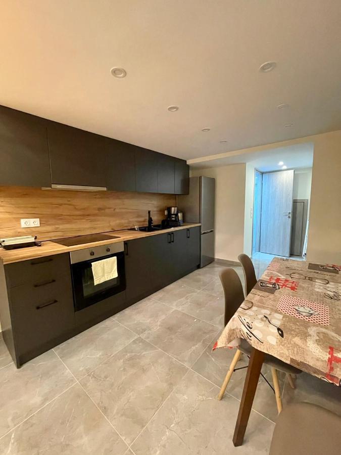 Minimal Two-Floor Apartment Солун Екстериор снимка