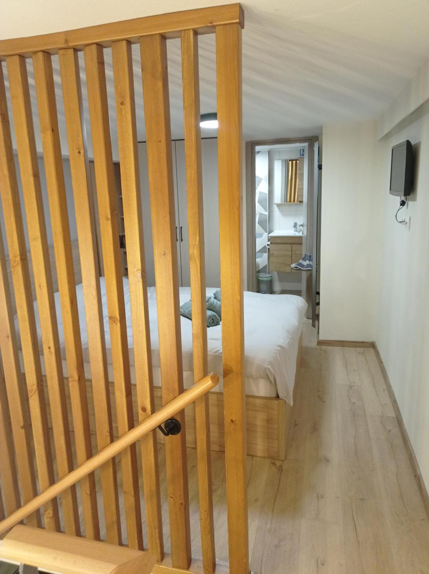 Minimal Two-Floor Apartment Солун Екстериор снимка